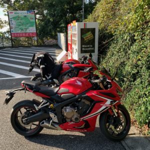 日本寺大仏の無料駐車場にて CBR650FとCBR650R