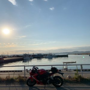館山船形(漁港)で朝日を浴びるCBR650R