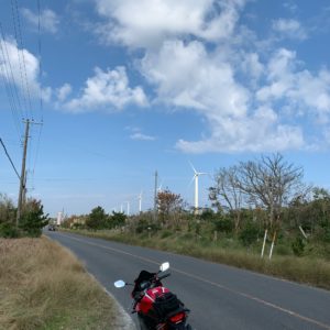 太平洋沿いのシーサイド道路の巨大風車にて②