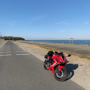 館山・鏡ケ浦にてうっすら見える富士山とCBR650R