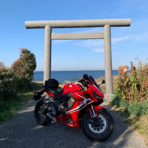 洲崎神社・浜の鳥居にてwith CBR650R