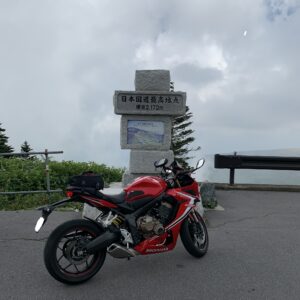 雲にまみれた志賀草津道路の国道日本最高地点にてwith CBR650R