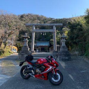 厳かな洲崎神社・鳥居にてwith CBR650R