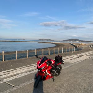 館山「鏡ケ浦通り」の海沿いパーキングにてwith CBR650R