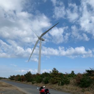 太平洋沿いのシーサイド道路の巨大風車にて
