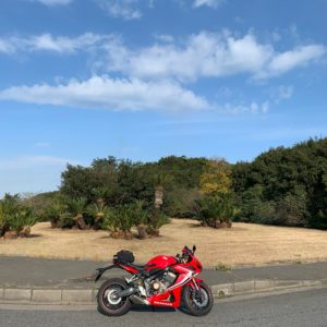 シーサイド道路から1000人画廊の入口交差点にてwith CBR650R