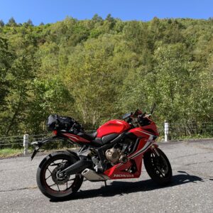 美しい林間ルートの万座ハイウェーにてwith CBR650R