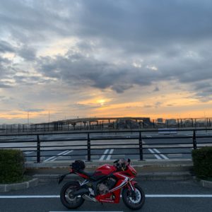 海ほたるPAから房総半島をバックにするCBR650R