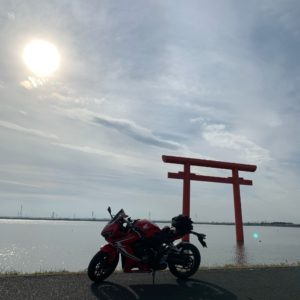 鹿島神宮・西の一之鳥居と午後の太陽とCBR650R