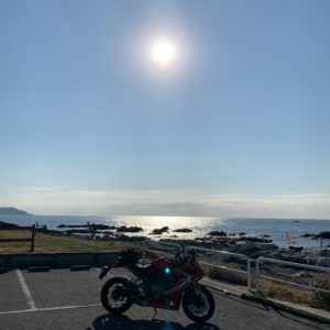 南房総の海沿いにある「漁港食堂だいぼ」の駐車場にてwith CBR650R②