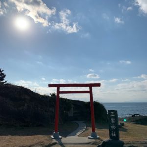 房総半島最南端、野島崎の三峯神社鳥居にて