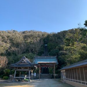 厳かな洲崎神社の147段続く石段を眺める