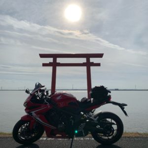 午後の太陽をバックにする鹿島神宮・西の一之鳥居にてwith CBR650R
