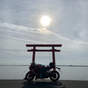 午後の太陽をバックにする鹿島神宮・西の一之鳥居にてwith CBR650R③