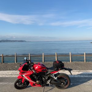 館山「鏡ケ浦通り」の海沿いパーキングにてwith CBR650R