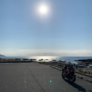 南房総の海沿いにある「漁港食堂だいぼ」の駐車場にてwith CBR650R③