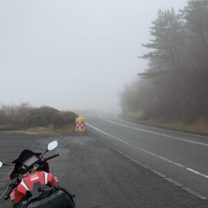 濃霧に包まれたアネスト岩田ターンパイク