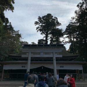 鹿島神宮の拝殿にて参拝