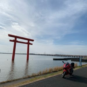 午後の太陽をバックにする鹿島神宮・西の一之鳥居にてwith CBR650R②