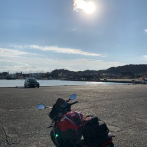 房総半島千倉港にて午後の日差しを受けるCBR650R