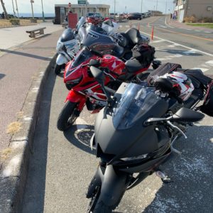 野島埼灯台前の公園沿いにCBR650Rを停める