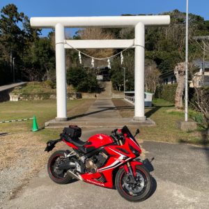 白亜の鳥居が眩しい洲宮神社にてwith CBR650R