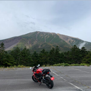 御岳スカイラインの最高地点で御嶽山山頂を望む