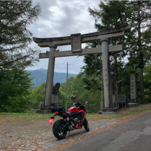石碑・鳥居が並ぶ霊峰ラインにて