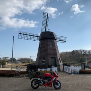 埼玉県東松山市の大岡市民活動センターの風車にてwith CBR650R
