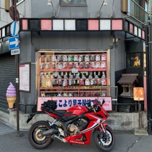 川越小江戸・菓子屋横丁の入口にてwith CBR650R