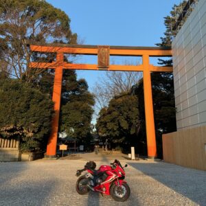 川越氷川神社の鳥居にてwith CBR650R
