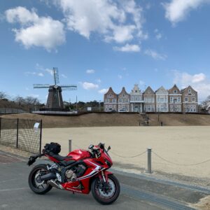 埼玉県東松山市の大岡市民活動センターの全景とCBR650R