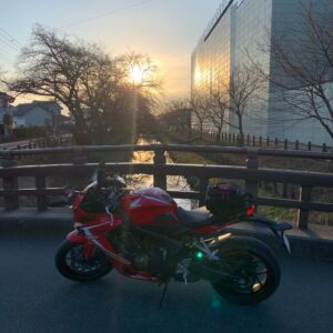 氷川神社の北側の氷川橋にて朝日を浴びるCBR650R