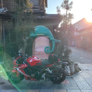 川越小江戸・菓子屋横丁すぐ近くのうなっ子さんのモニュメントにてwith CBR650R