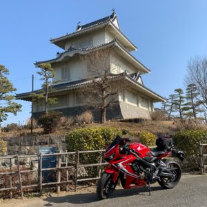 こじんまりがら天守のある騎西城址にてwith CBR650R