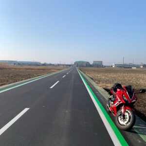 幸手IC近くの田んぼの中のストレートにてwith CBR650R