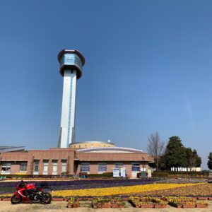 古代蓮の里のタワーと花壇とCBR650R