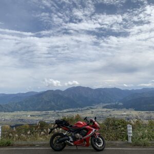 秋の米どころを見下ろす魚沼スカイラインにてwith CBR650R
