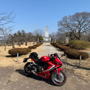 羊山公園「見晴らしの丘」の慰霊碑にてwith CBR650R