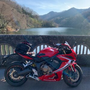 レトロな雰囲気の間瀬ダム上にてwith CBR650R③
