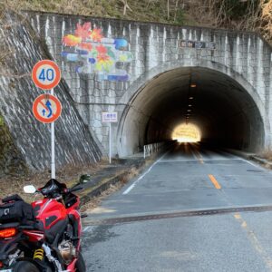 西秩父桃湖沿いのトンネルにてwith CBR650R