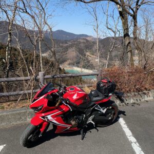 城峯公園より神流湖をCBR650R越しに垣間見た風景