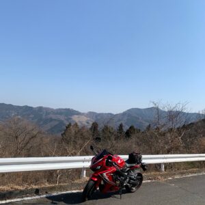 美の山公園に向かう山岳1.5車線にてwith CBR650R