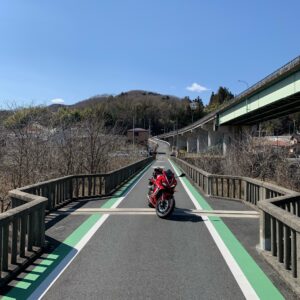 秩父・佐久良橋の側道にてwith CBR650R