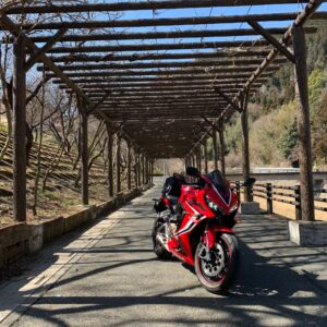 吉田元気村のトンネルにてwith CBR650R