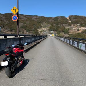 秩父・下久保ダム上ロードにてwith CBR650R