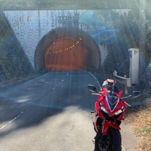 西秩父桃湖沿いのトンネルにてwith CBR650R②