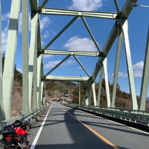 秩父市街の荒川に架かる日野鷺橋にてwith CBR650R②