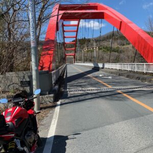 秩父・巴川橋の手前にてwith CBR650R②