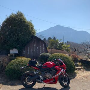 羊山公園「見晴らしの丘」にて秩父のシンボル武甲山を見上げるwith CBR650R